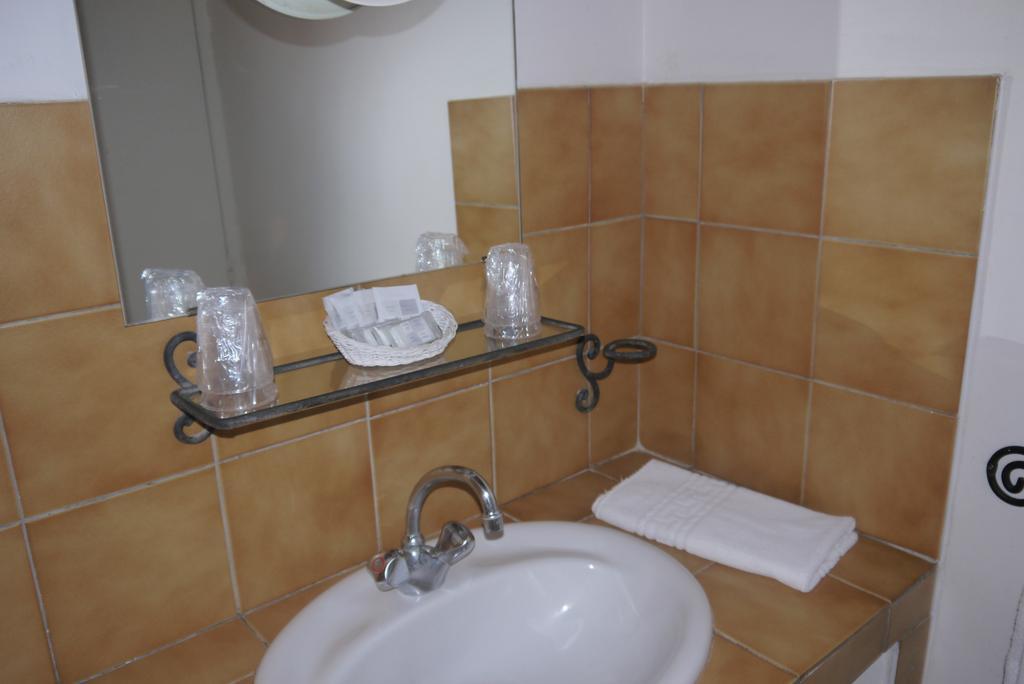 Auberge Des Seguins Buoux Pokoj fotografie